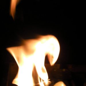 Der Rabe im Feuer schreibt "Feuer und Wasser" in japanischen Schriftzeichen